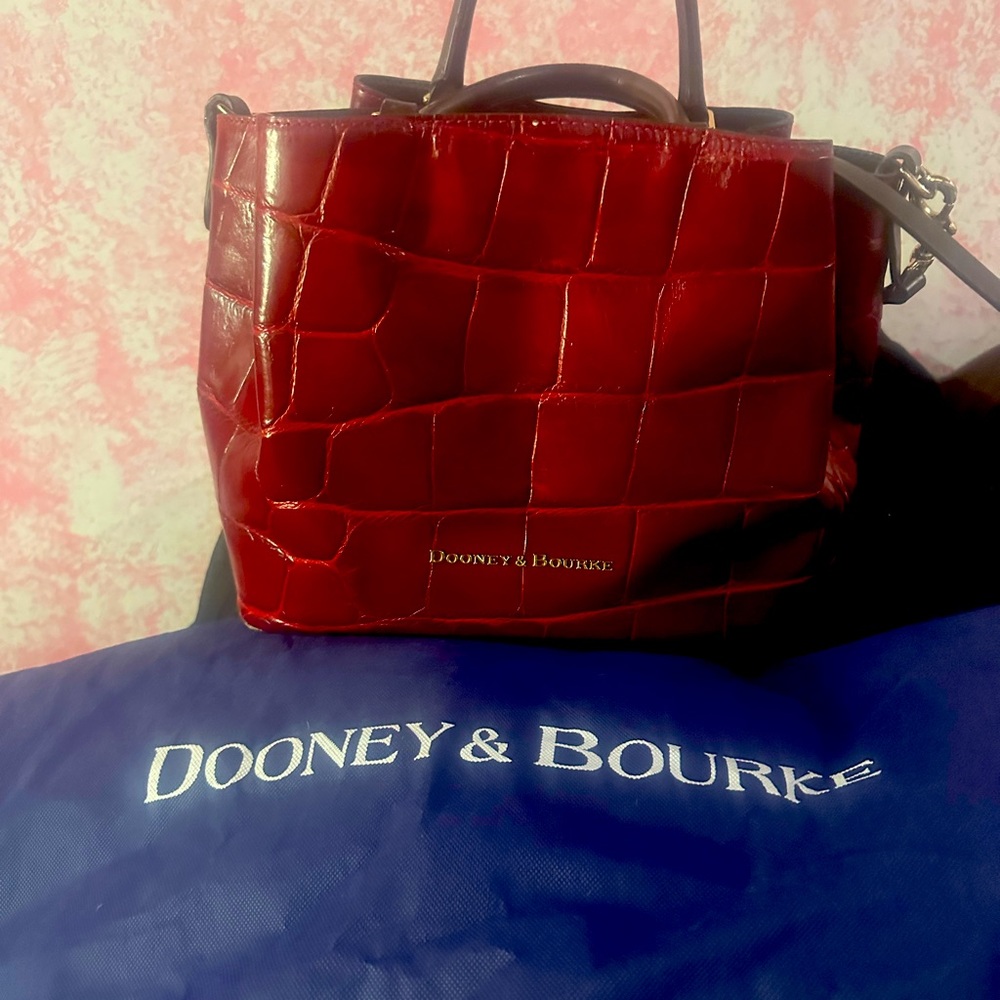 Beautiful, Dooney and Bourke crocodile Barlow satchel three compartments - Picture 1 of 16